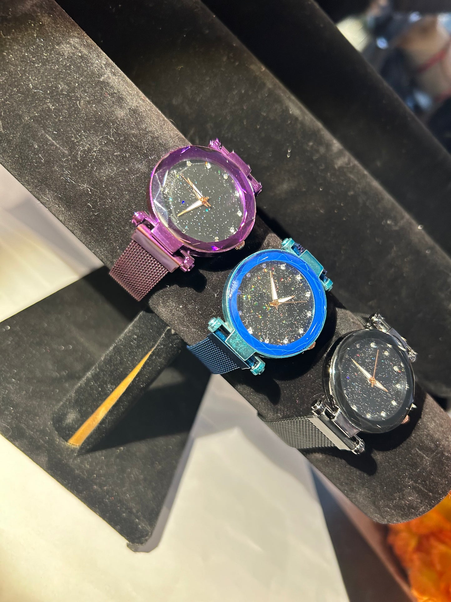 Wristwatch’s with a glitter face with a magnetic closure strap