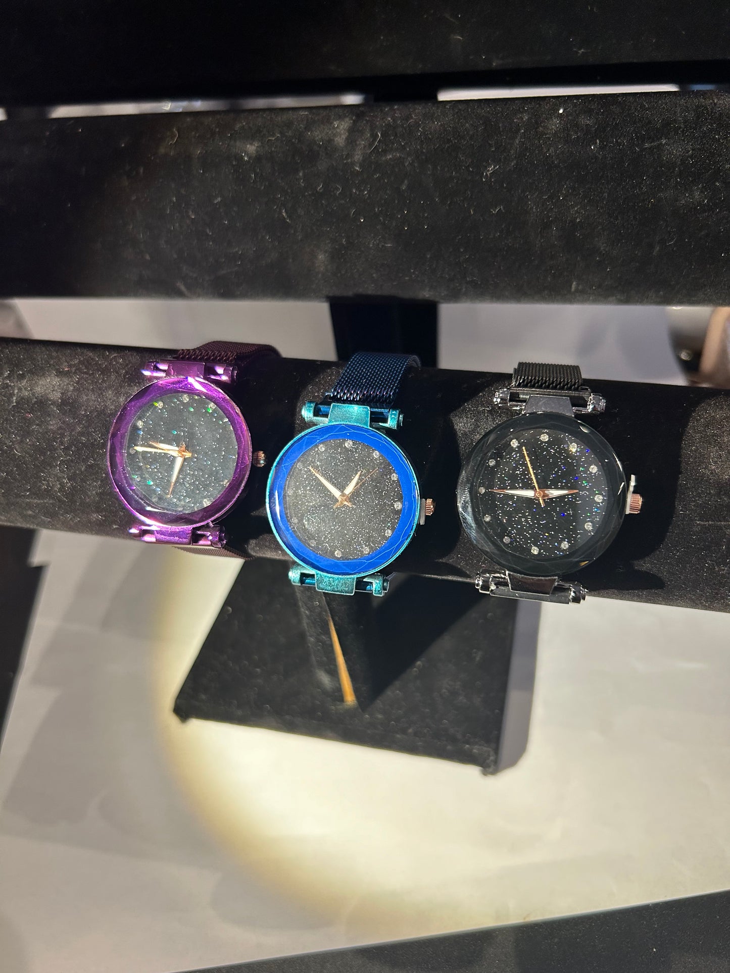 Wristwatch’s with a glitter face with a magnetic closure strap