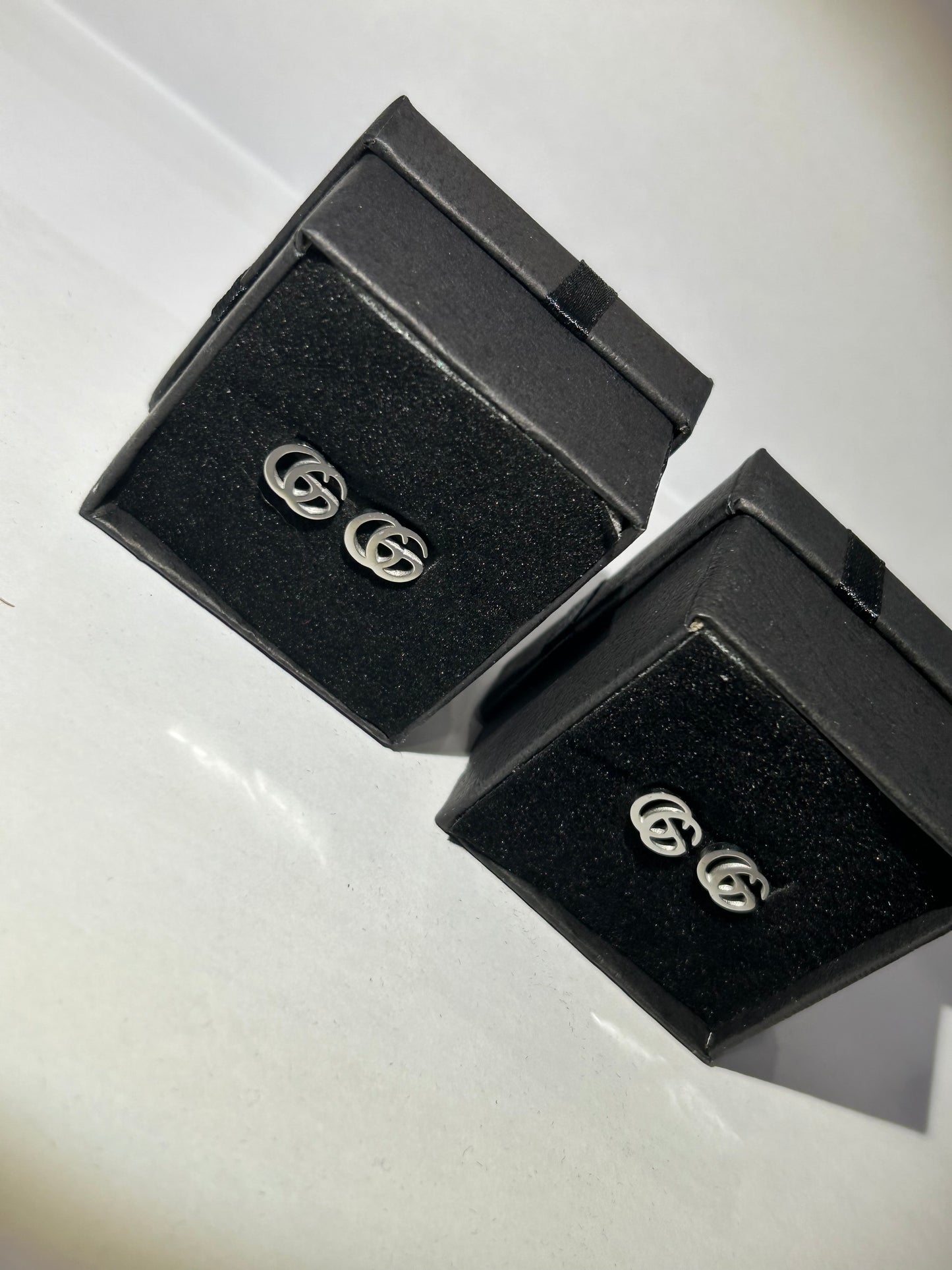 Letter plain silver stud earrings