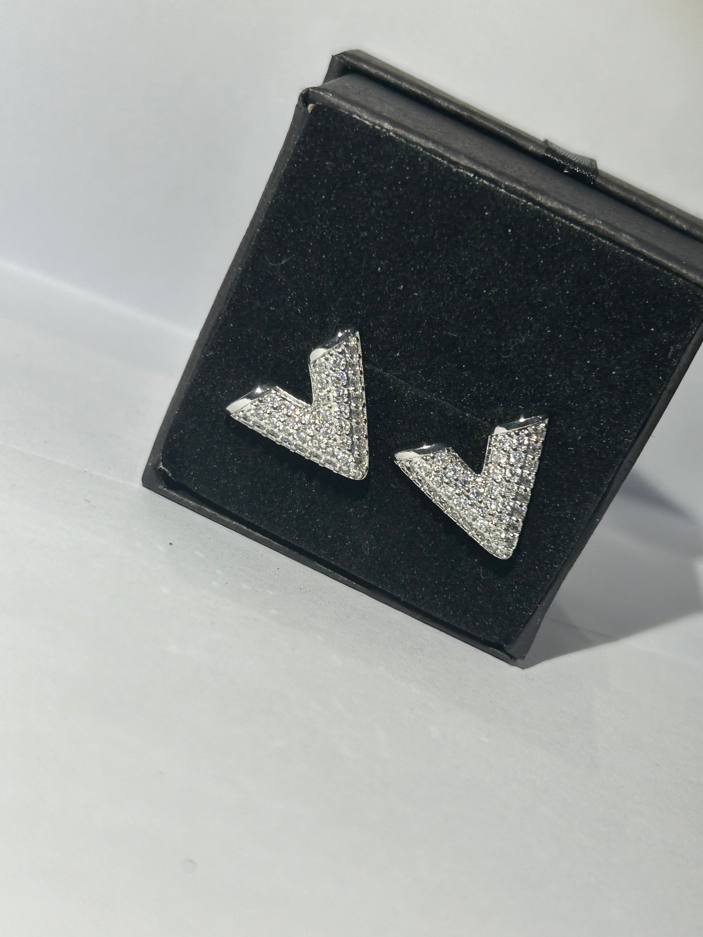 Crystal detailed v earrings