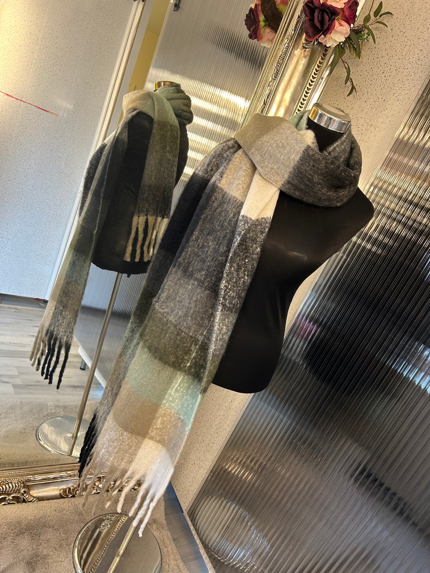 Checked tassel fluffy scarves