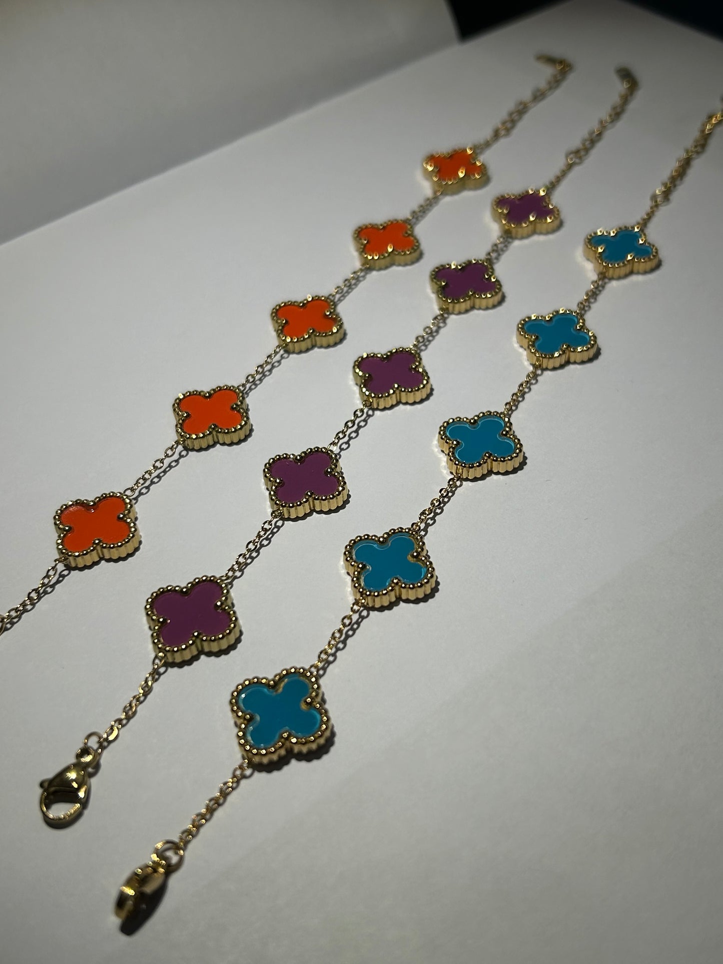 Clover style gold detailed bracelet
