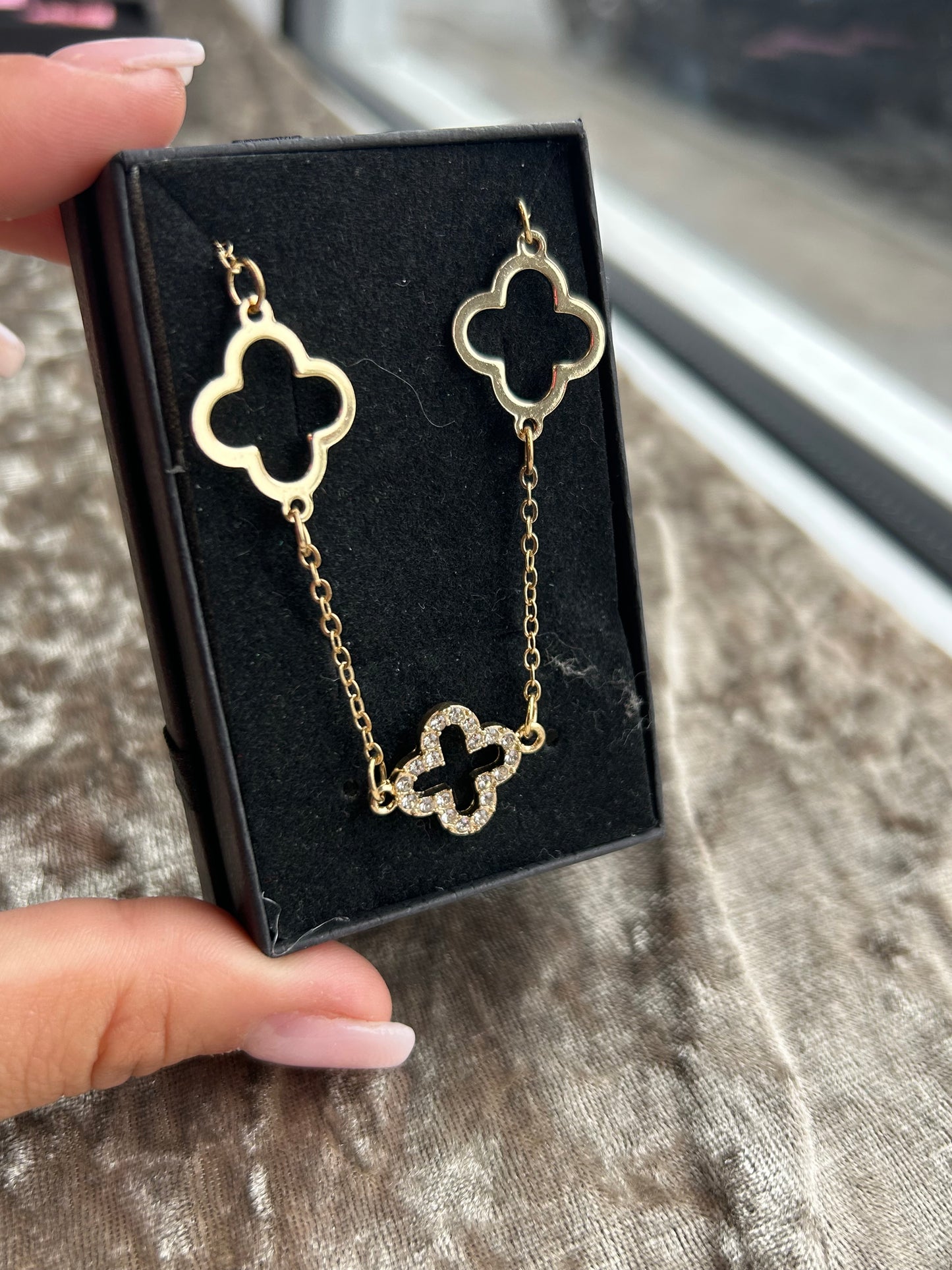 Clover outlined necklace