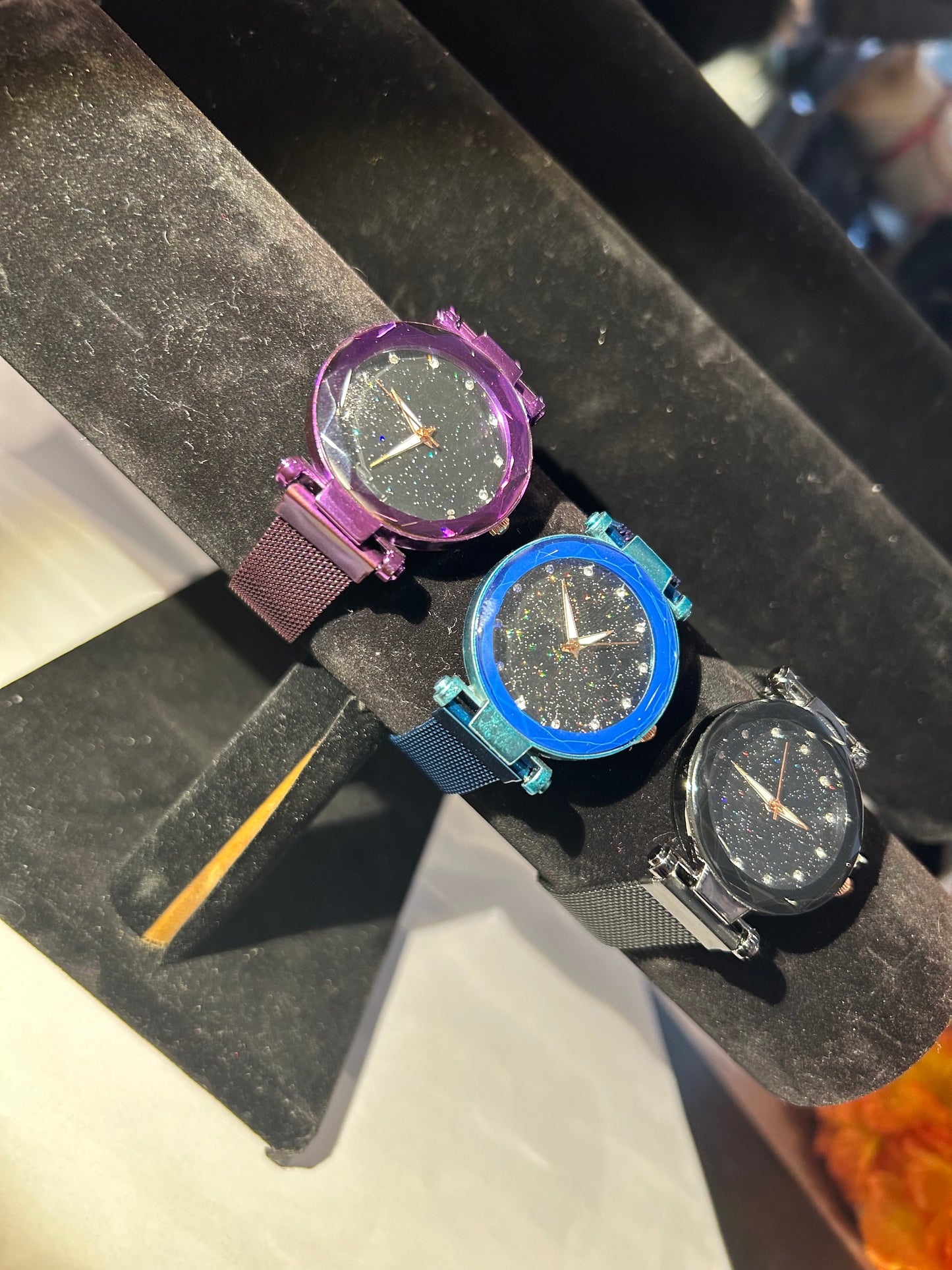Wristwatch’s with a glitter face with a magnetic closure strap