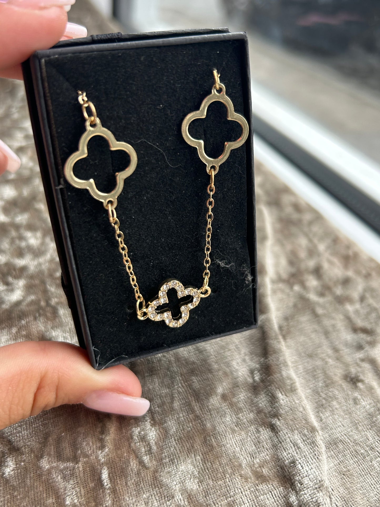 Clover outlined necklace