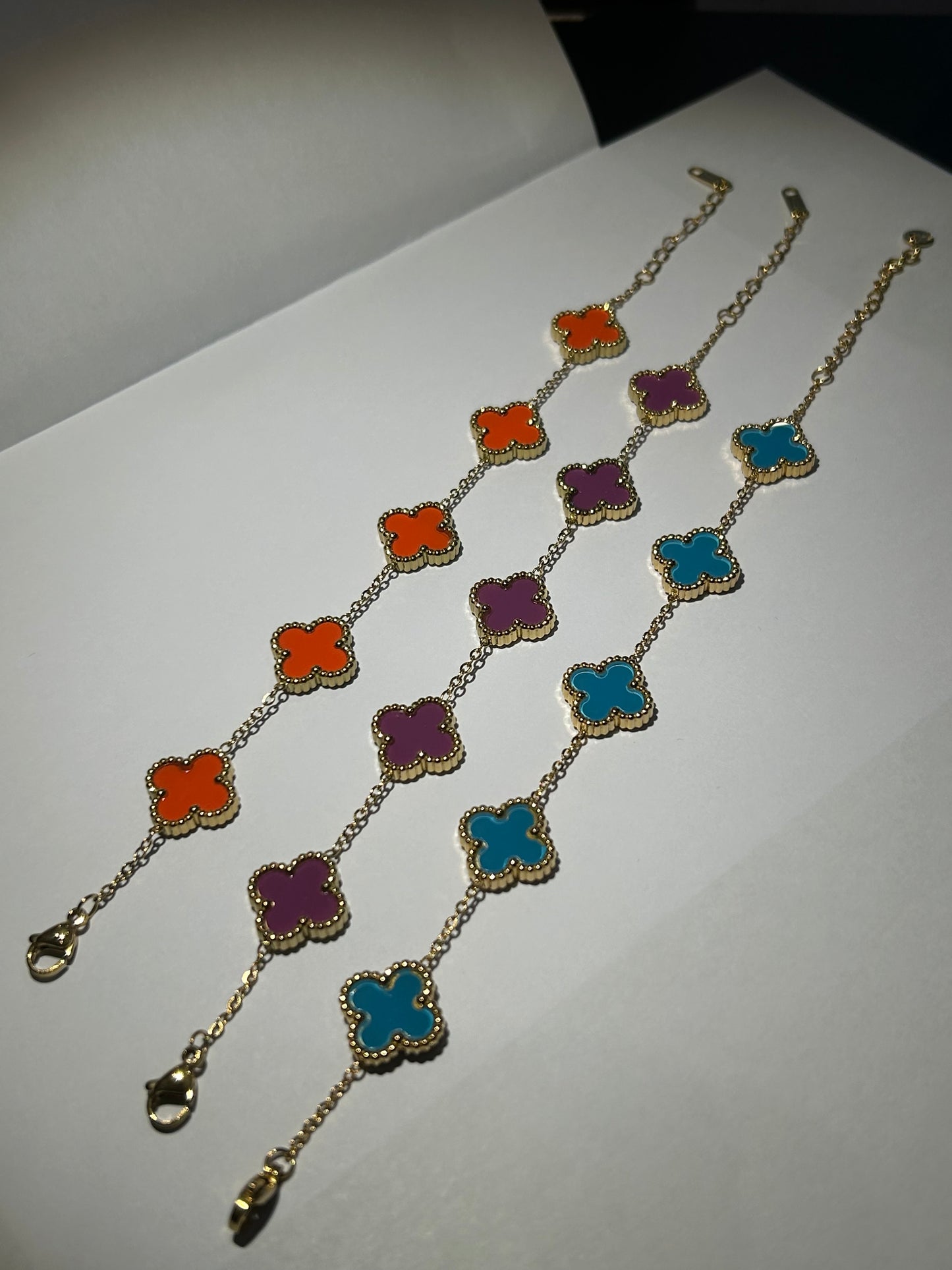 Clover style gold detailed bracelet