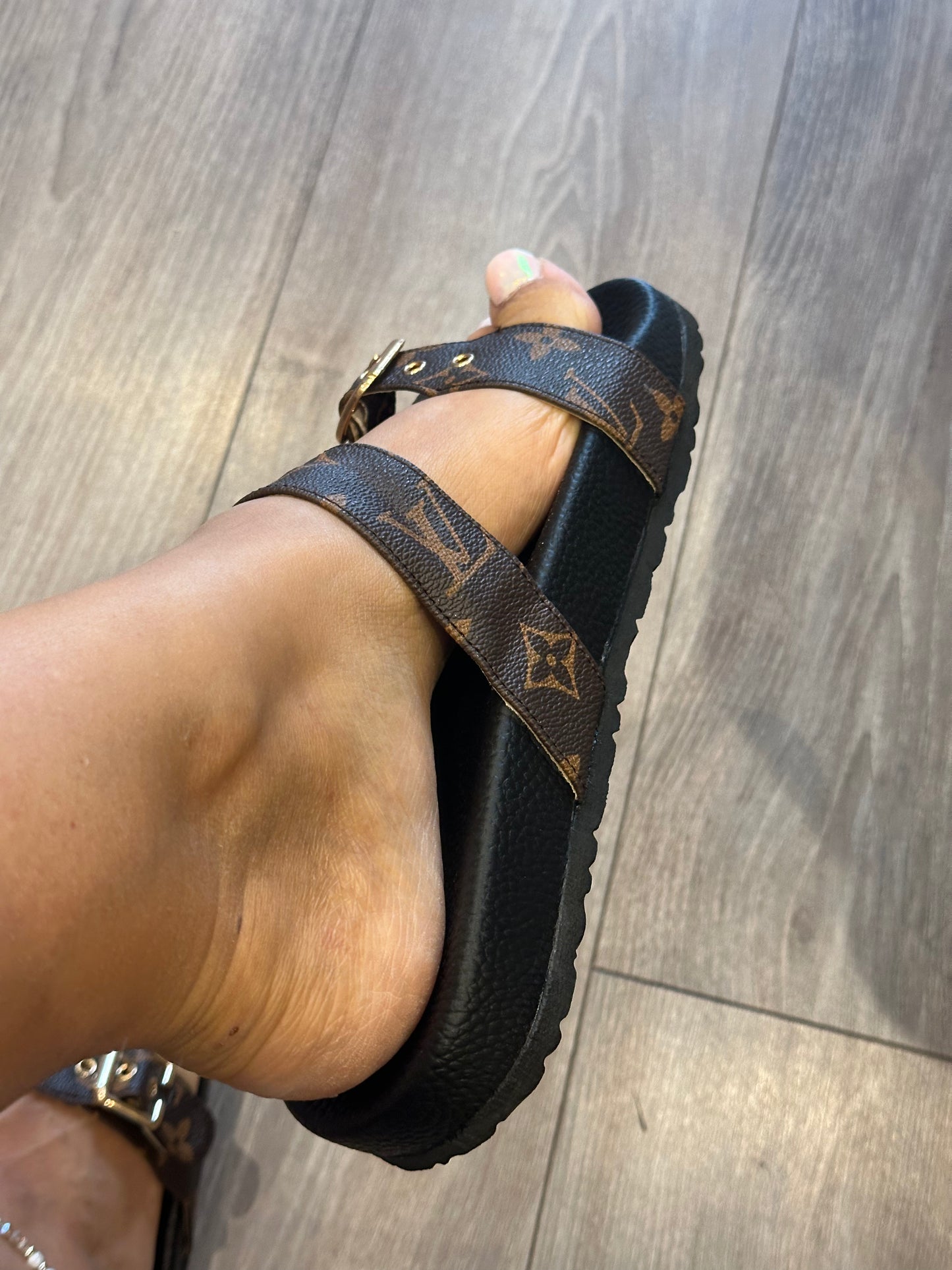 Brown flower pattern gold buckle sandals