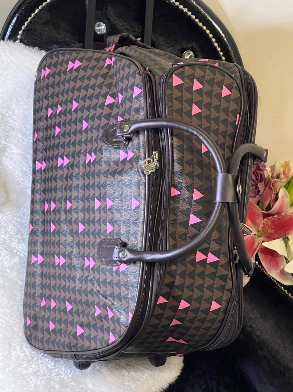 Brown and pink triangle print hold-all travel bag