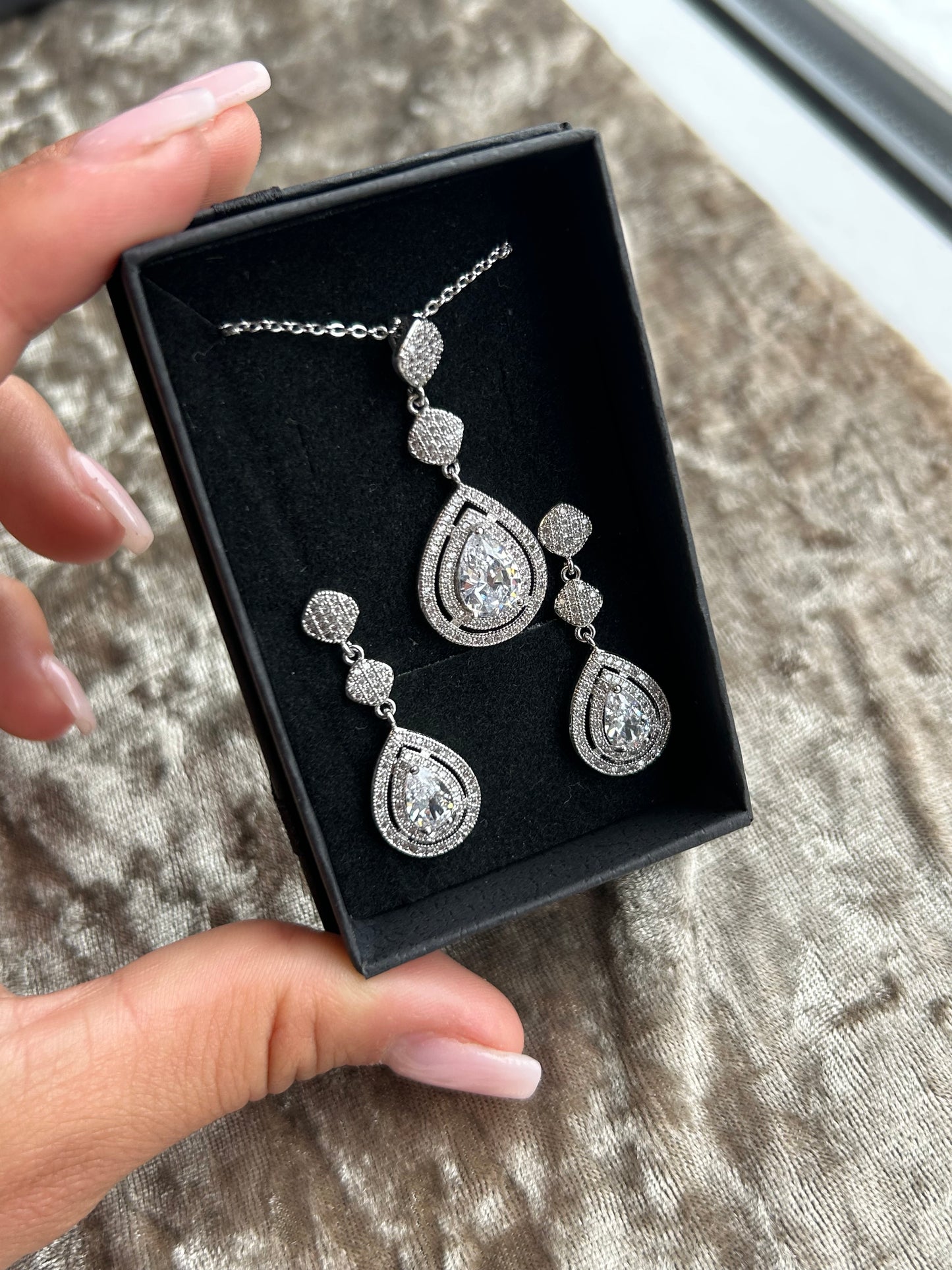 Tear drop crystal dangle jewellery set