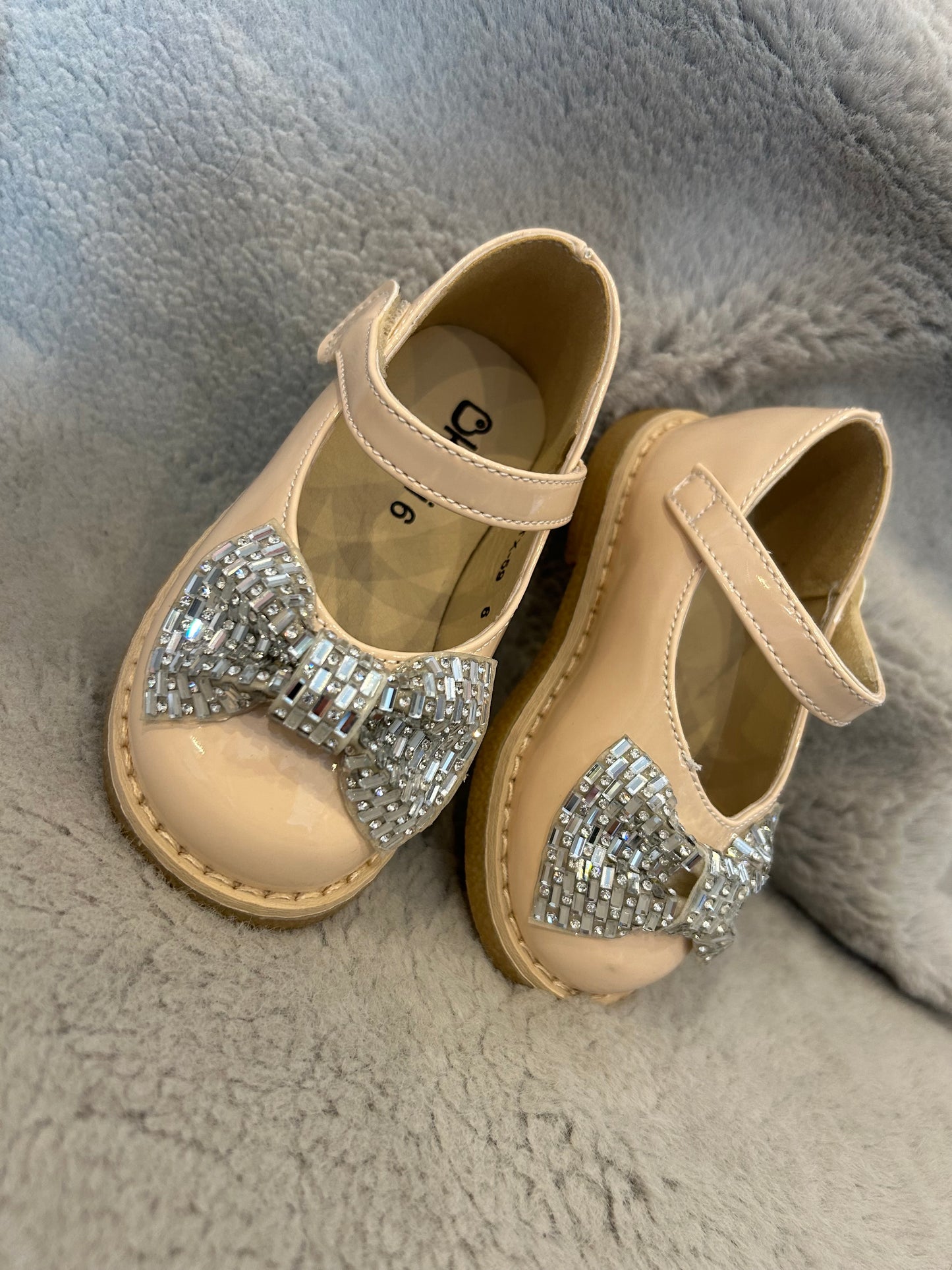 Little girls nude patent shoes with silver gem bows