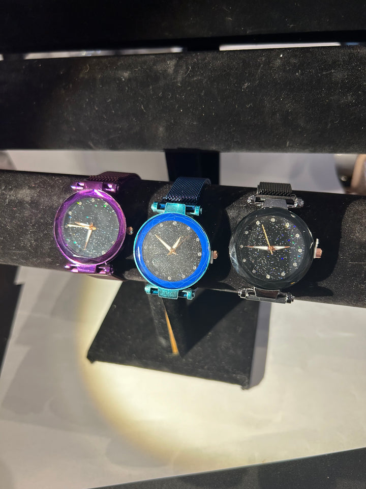 Wristwatch’s with a glitter face with a magnetic closure strap