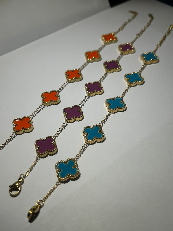 Clover style gold detailed bracelet