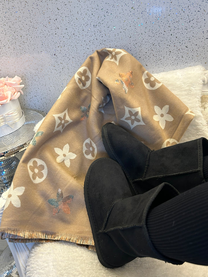 Women’s boot and scarf bundle set, cosy winter outfit with boots and matching scarf
