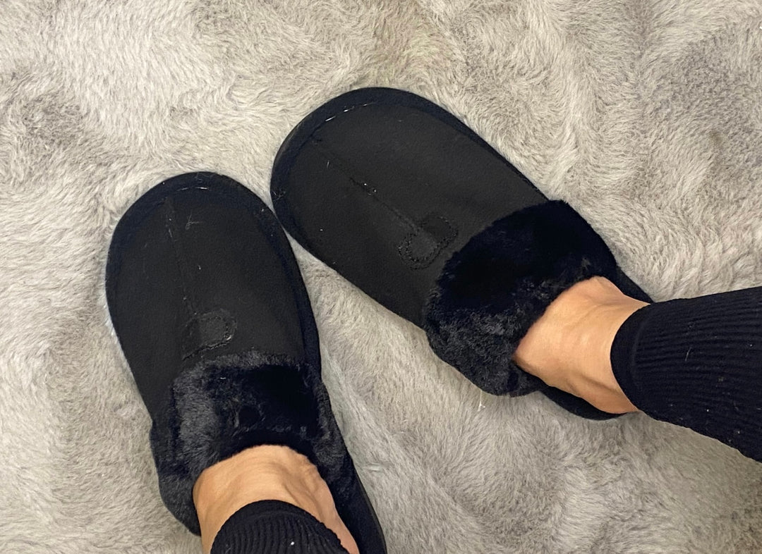 Black faux fur slip on slippers 