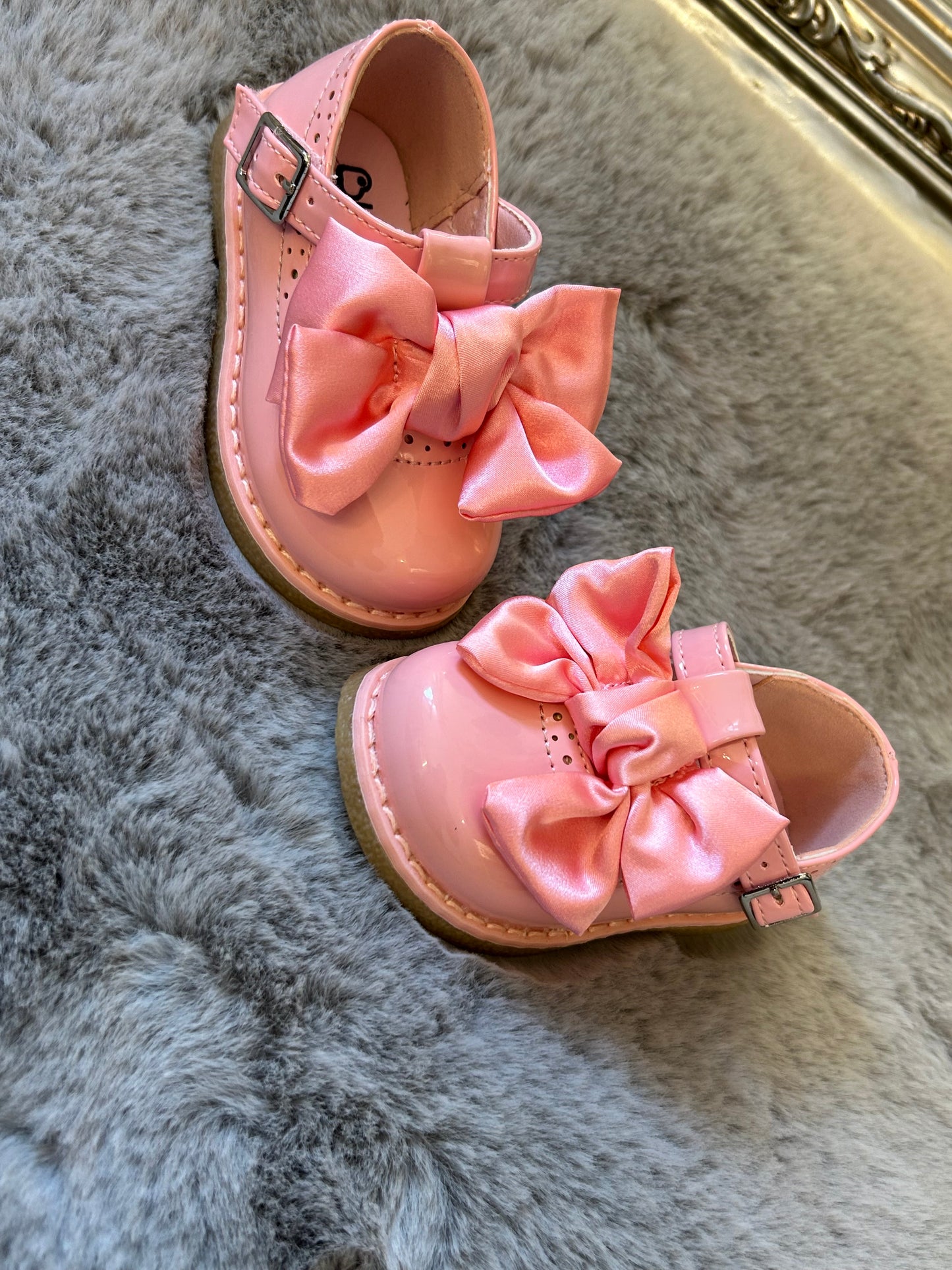 Baby girls pink patent bow shoes