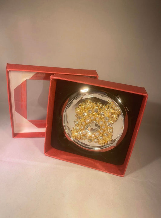 Compact mirror with 3D decoration