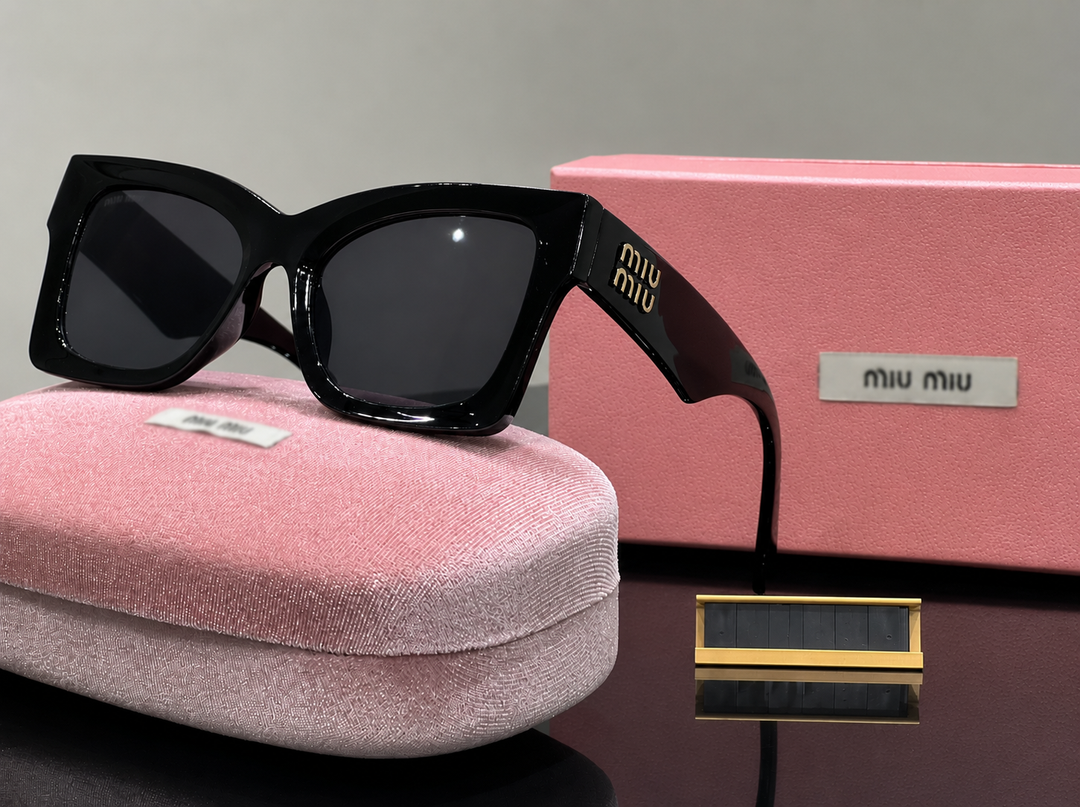 Black sunglasses with gold detail 