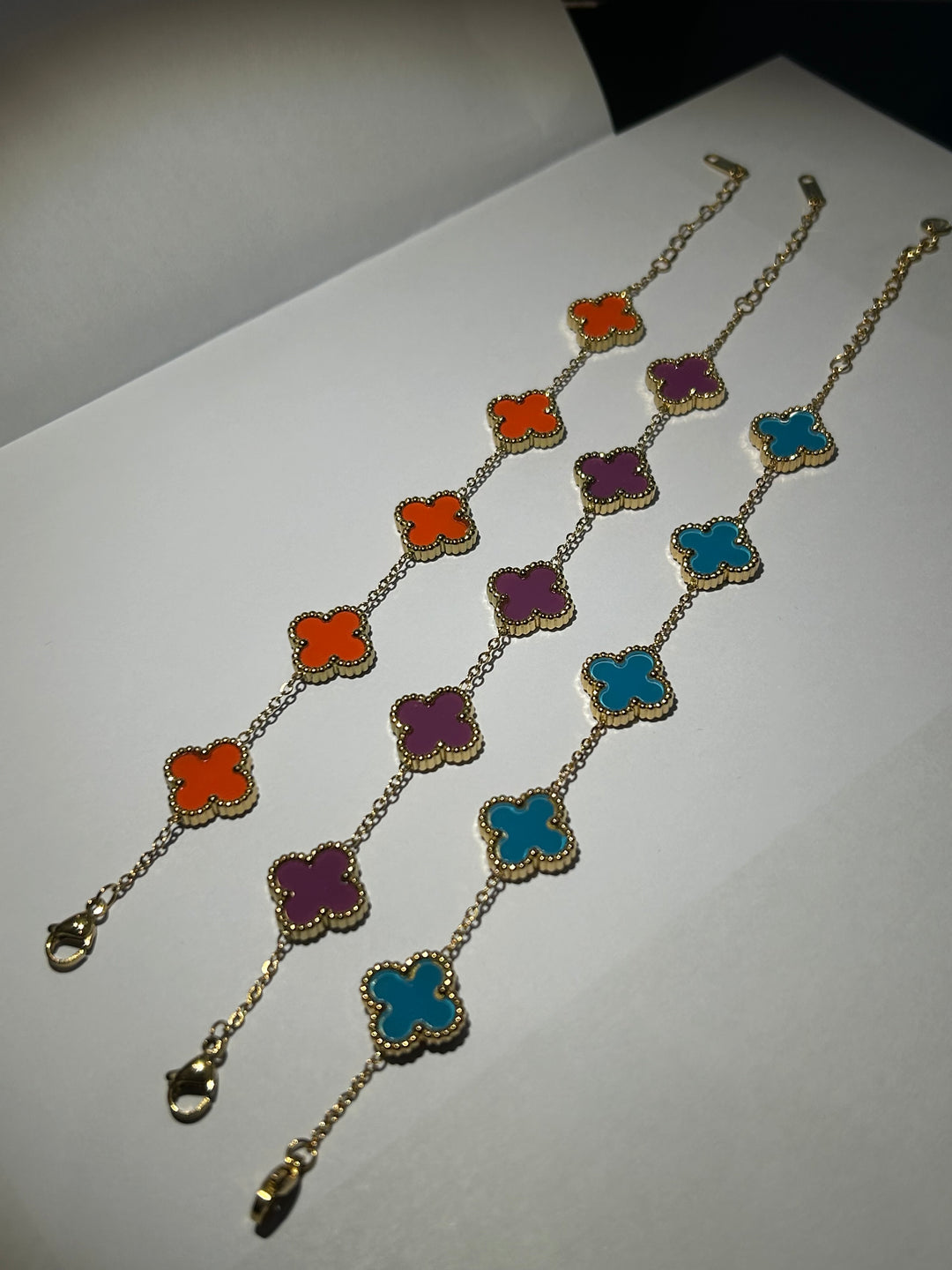 Clover style gold detailed bracelet