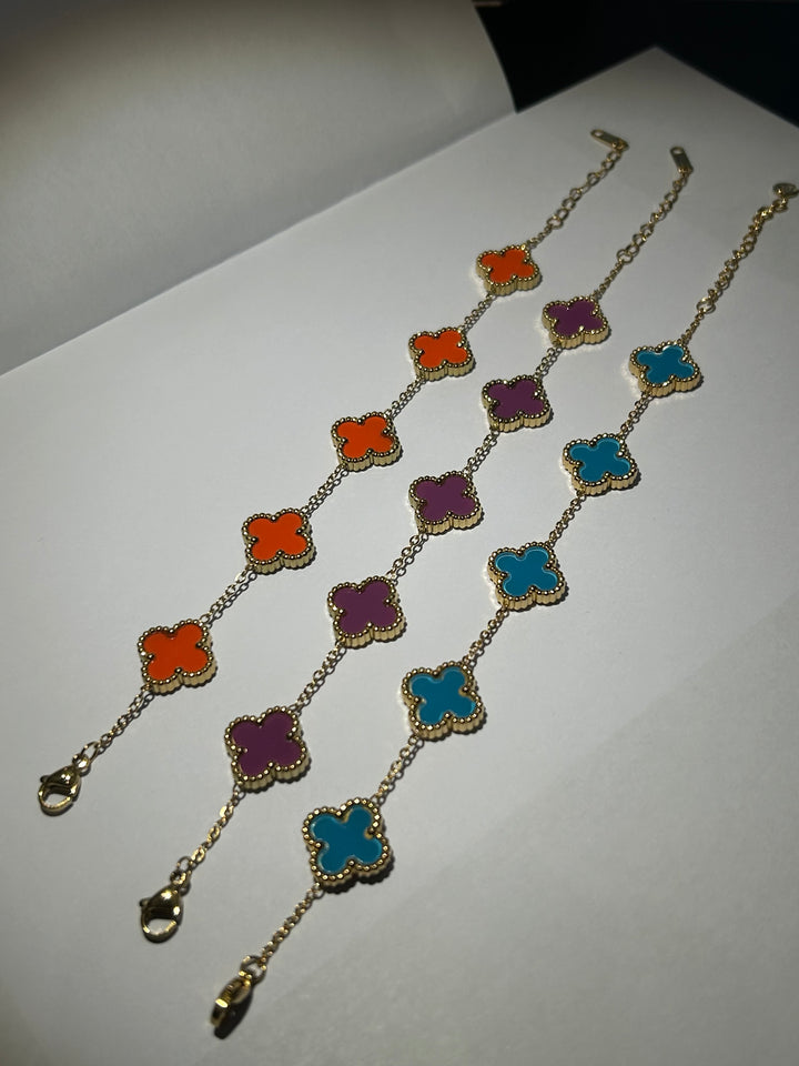 Clover style gold detailed bracelet