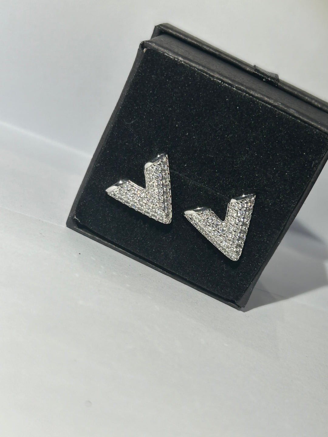 Crystal detailed v earrings