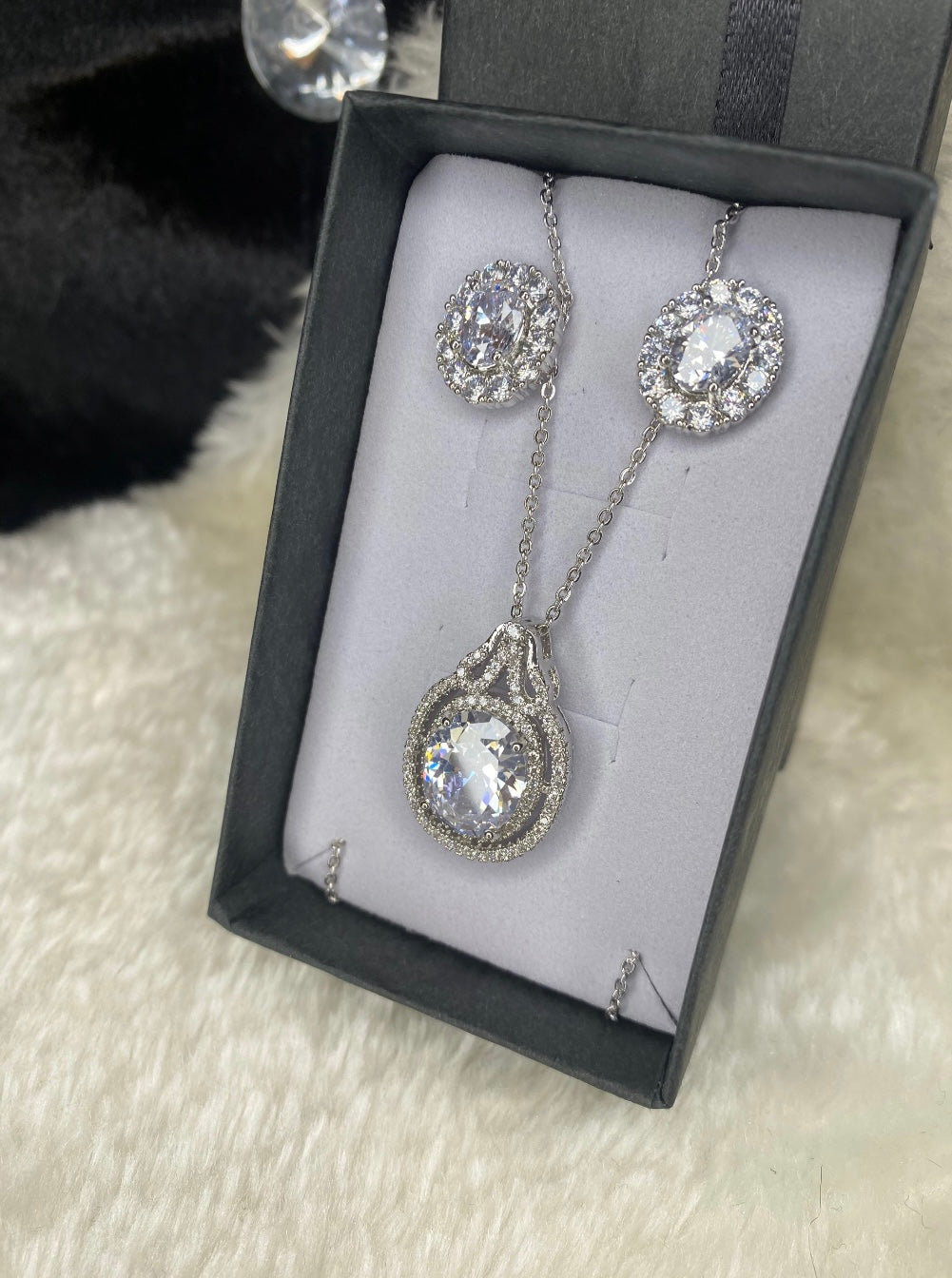 Outlined tear drop silver necklace and earring set