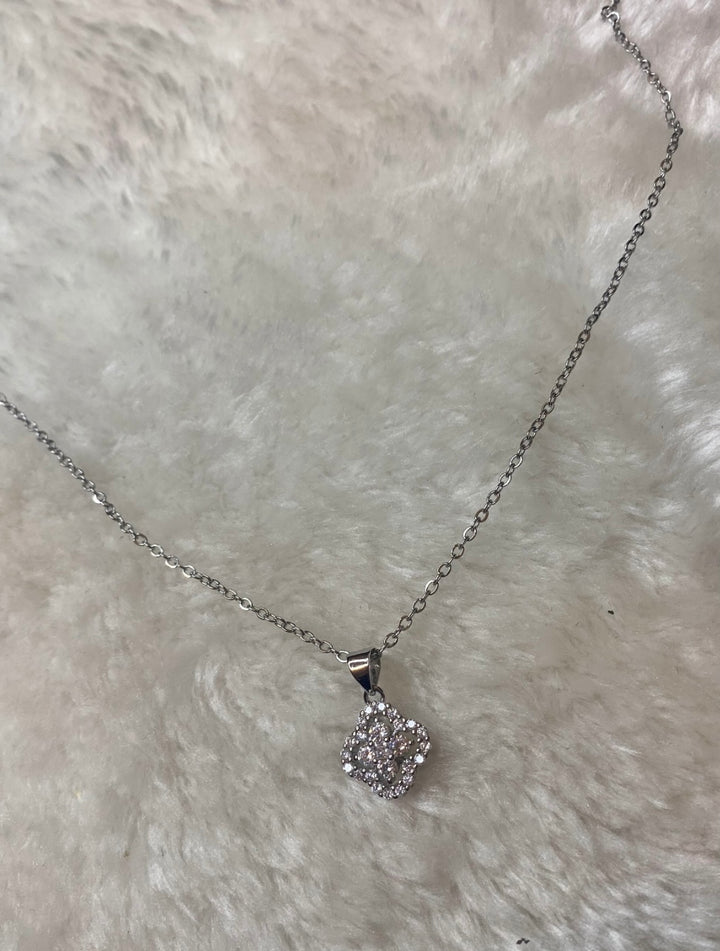 Silver clover necklace