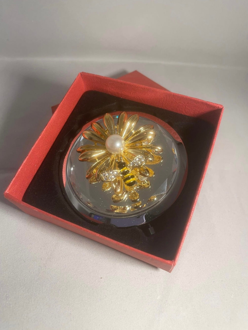 Compact mirror with 3D decoration