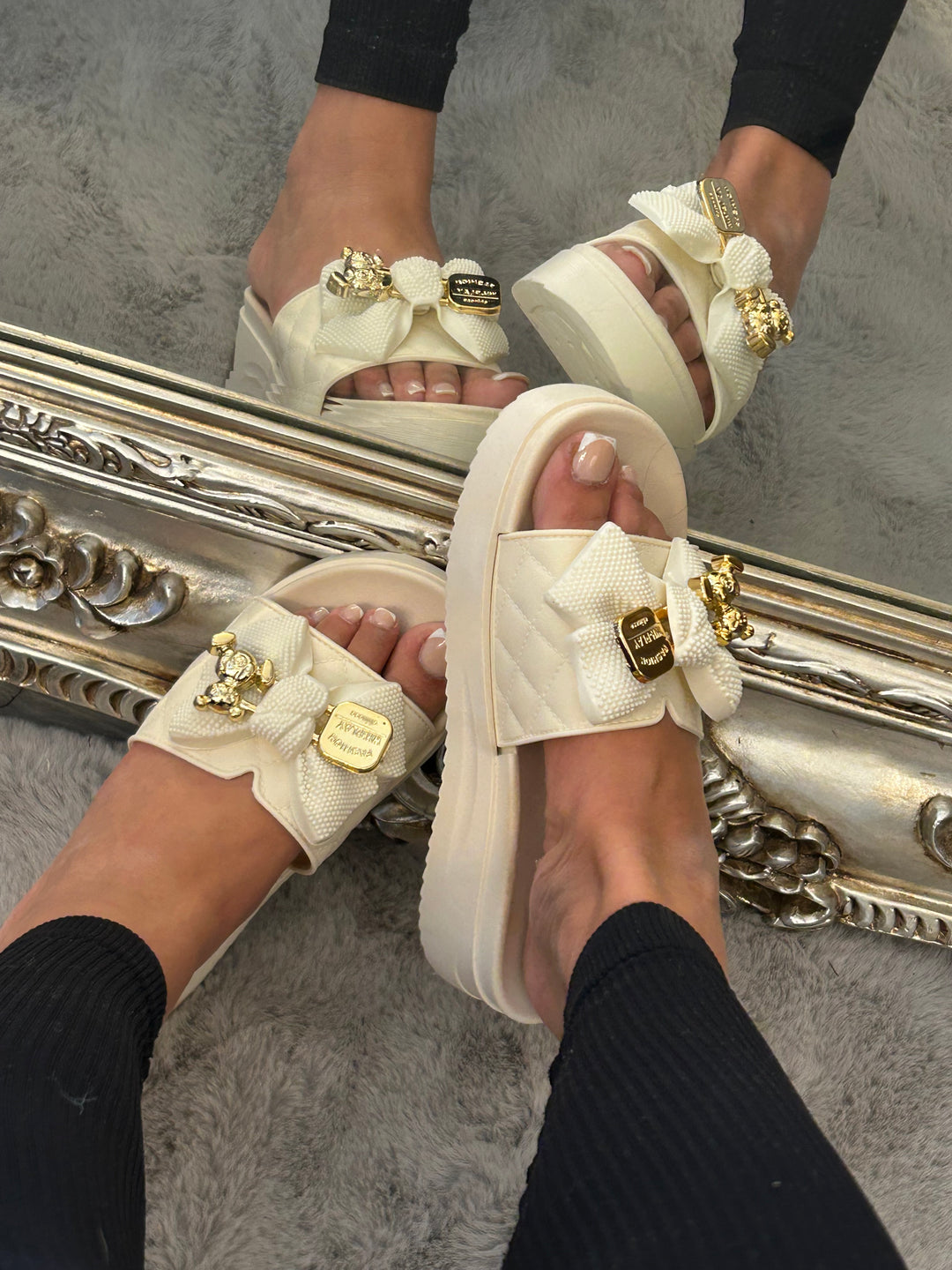 Gold and bow beige detailed platform sliders 