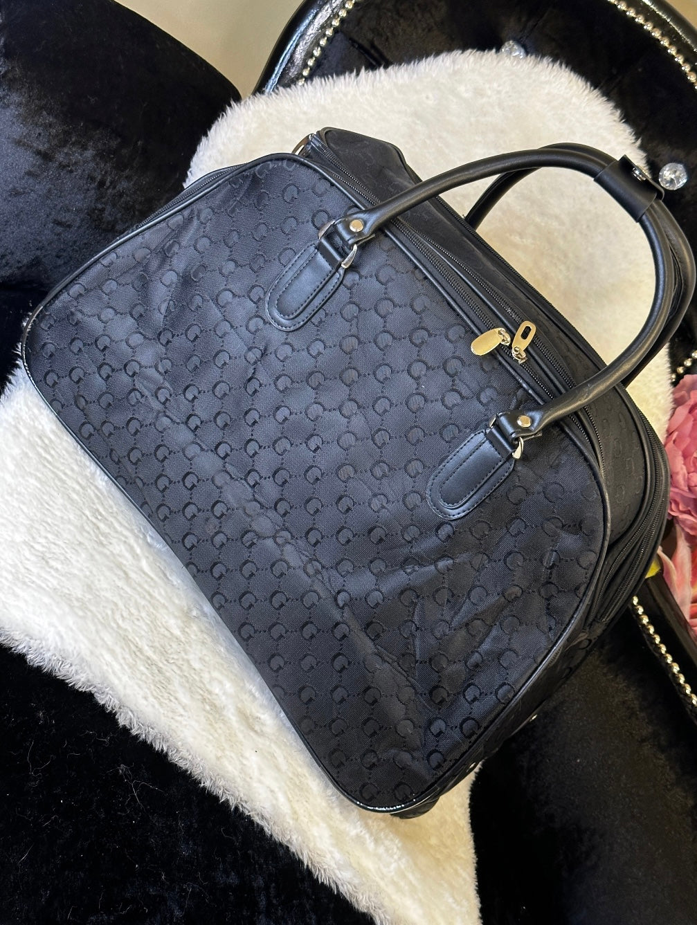 Large holdall with wheels and disguised handle with G letter in black printed across the holdall