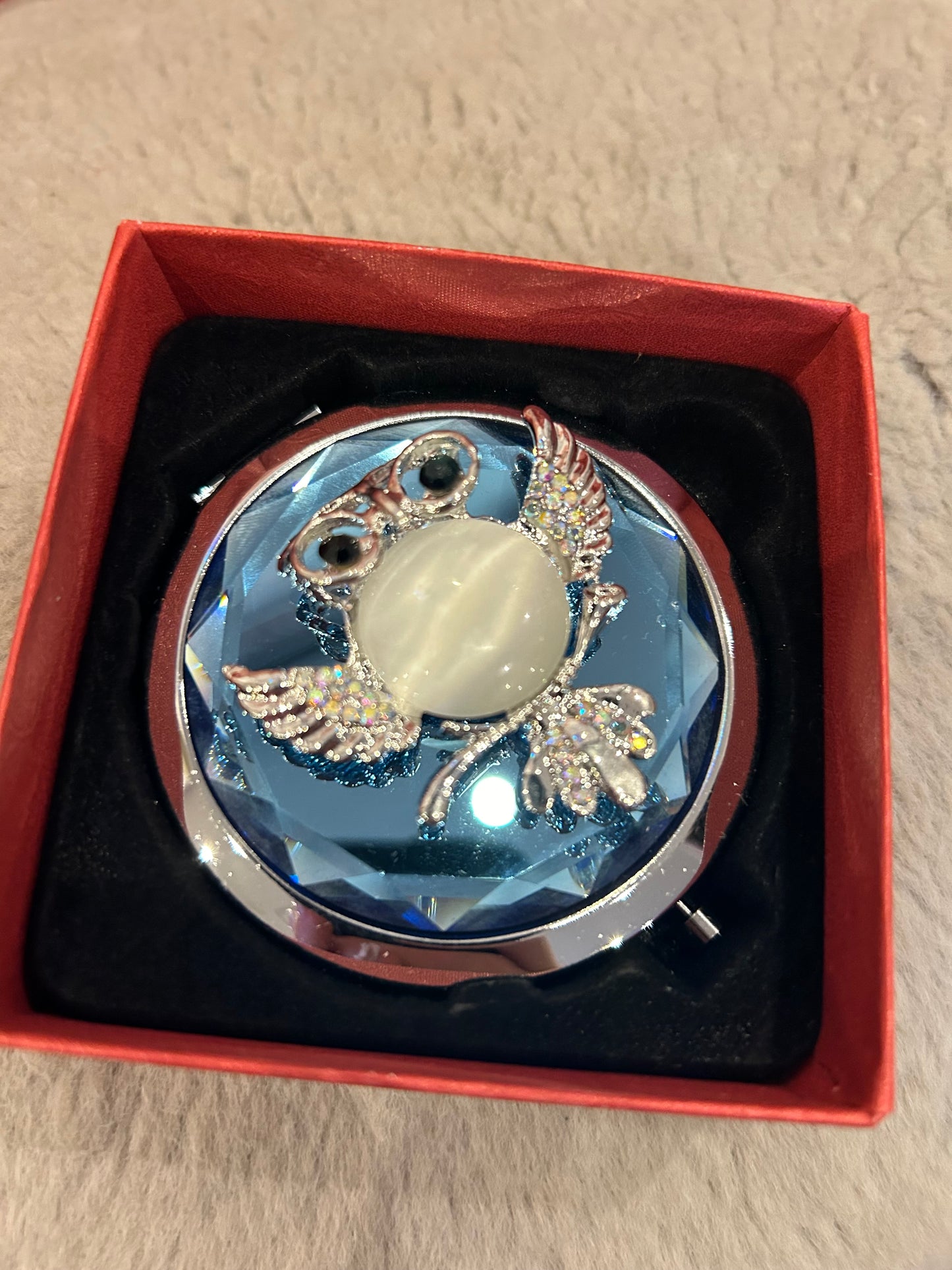 Compact mirror with 3D decoration