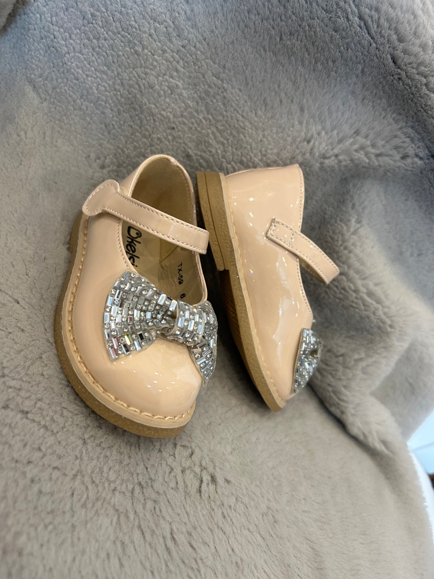 Little girls nude patent shoes with silver gem bows