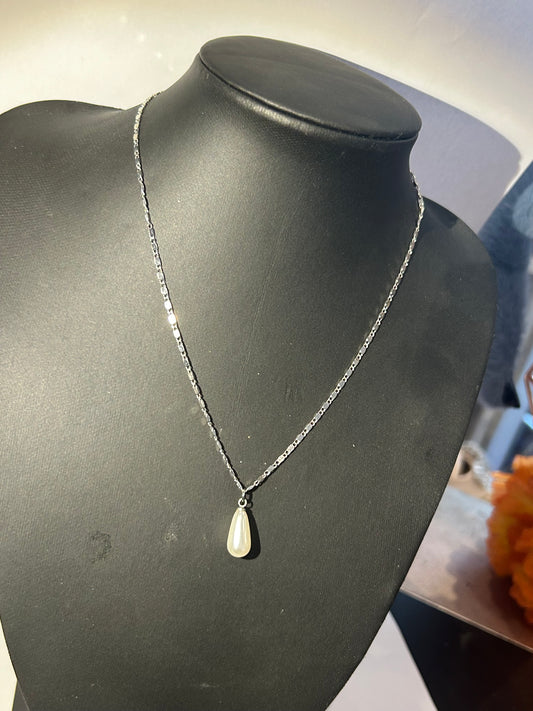 Droplet necklace