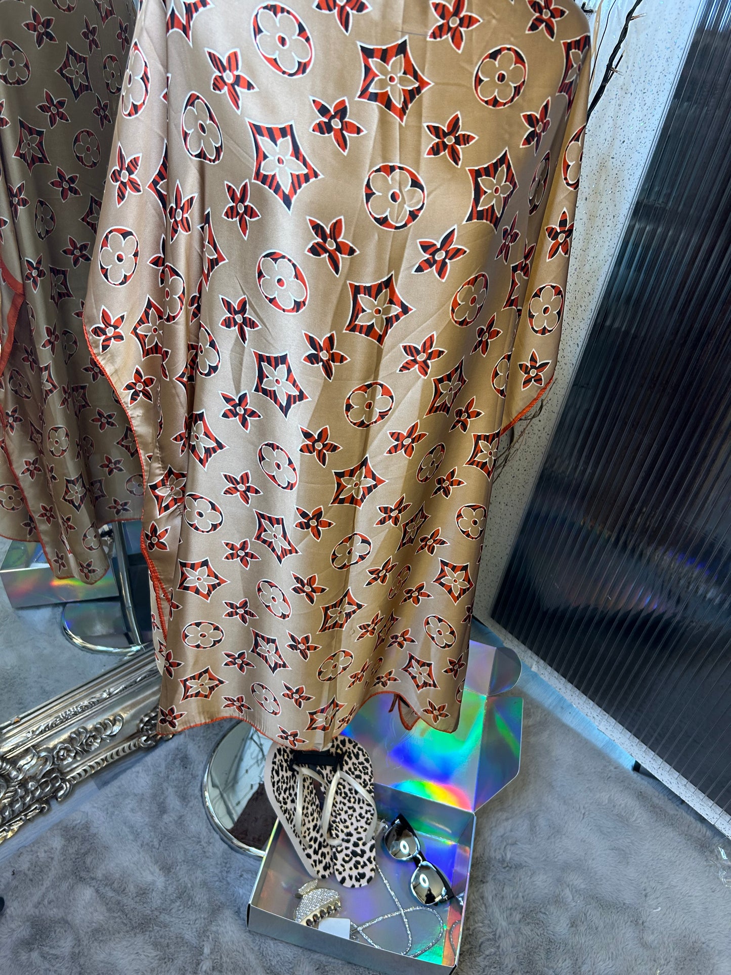 vacation bundle of items for sale that creates a discount when buying as a bundle. Kaftan, sunglasses, sunglasses chain, toe posts and hair clip. Worth 57.50 but we are selling for £27 as the bundle 