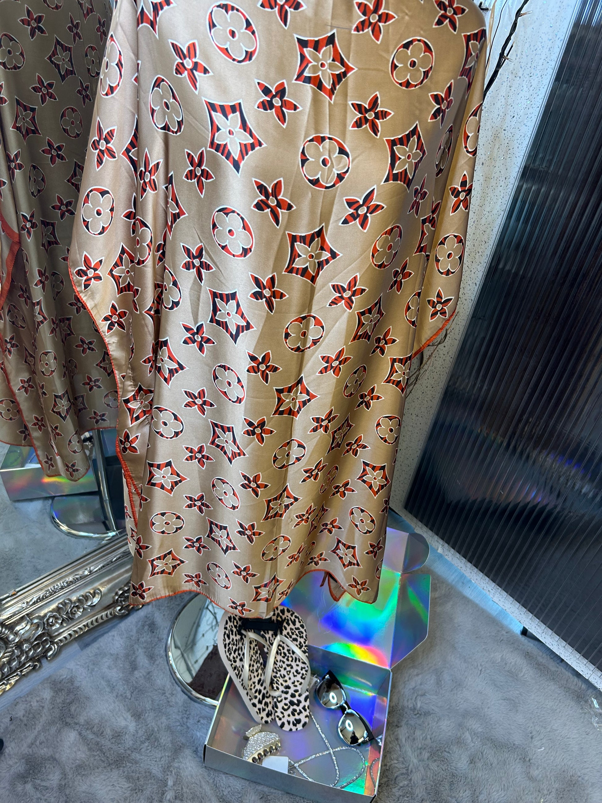 vacation bundle of items for sale that creates a discount when buying as a bundle. Kaftan, sunglasses, sunglasses chain, toe posts and hair clip. Worth 57.50 but we are selling for £27 as the bundle 