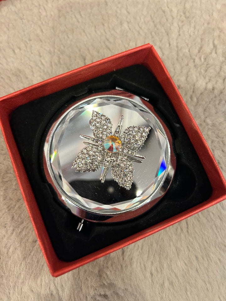Compact mirror with 3D decoration