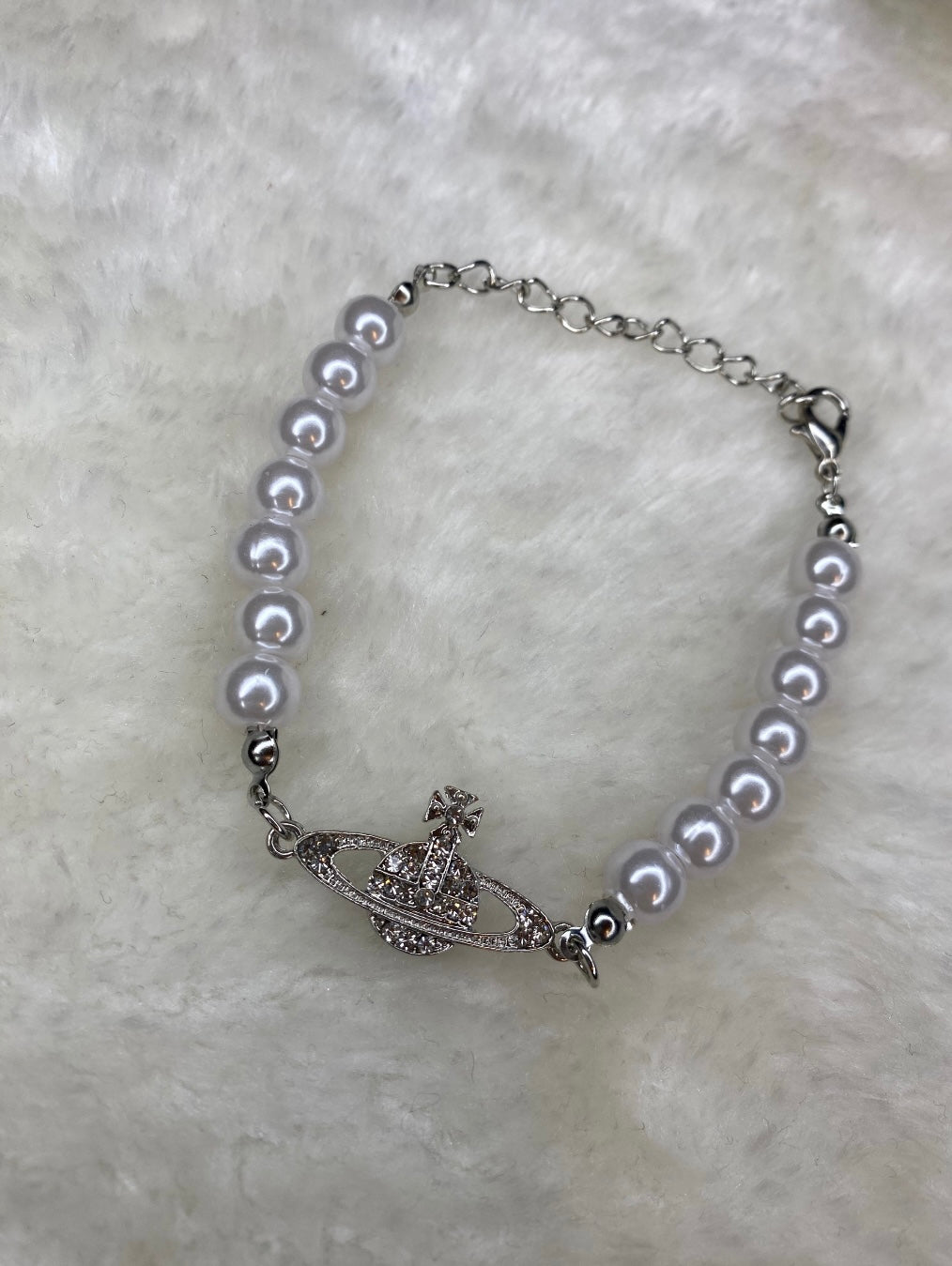 Pearl bracelet with Saturn crystal detail design