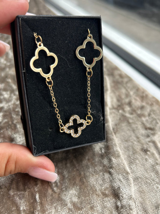 Clover outlined necklace