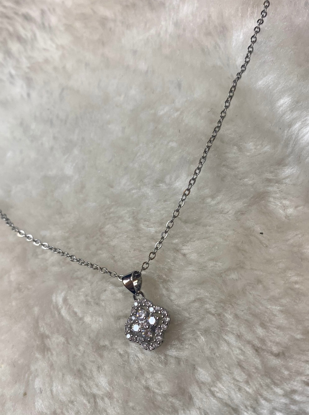 Silver clover necklace