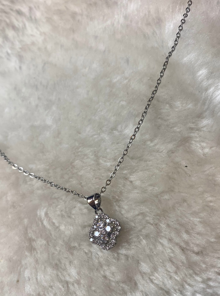 Silver clover necklace
