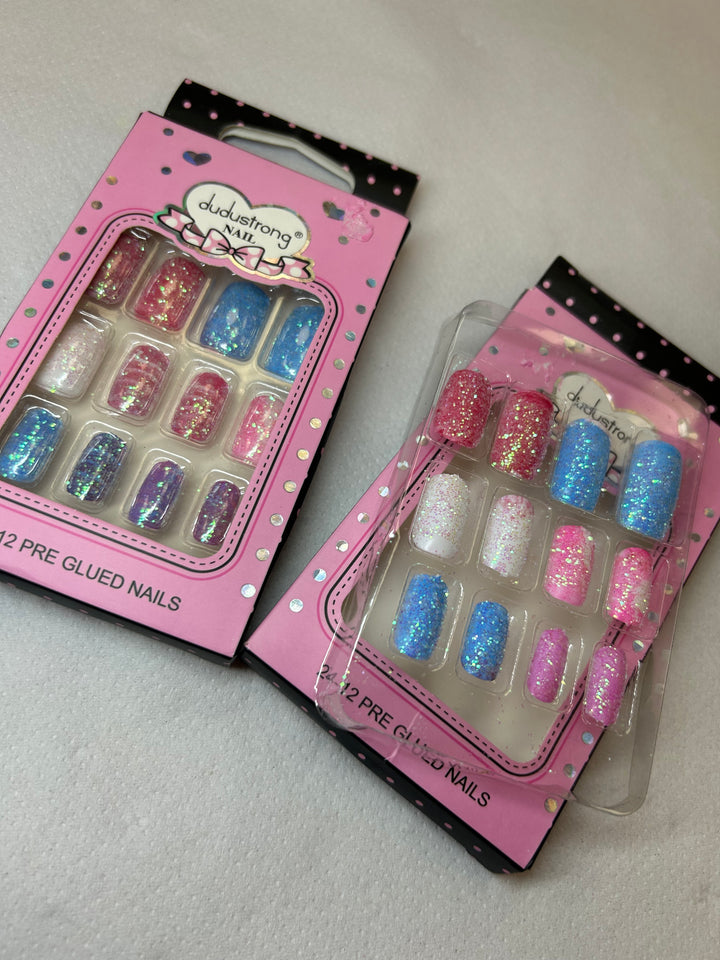 Set of glittery false nails in a pink packaging.