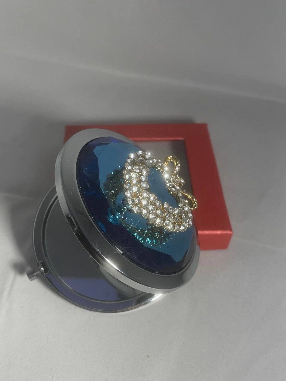 Compact mirror with 3D decoration