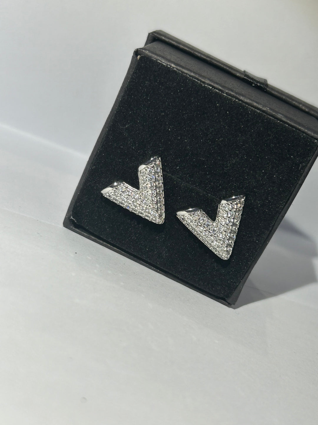 Crystal detailed v earrings