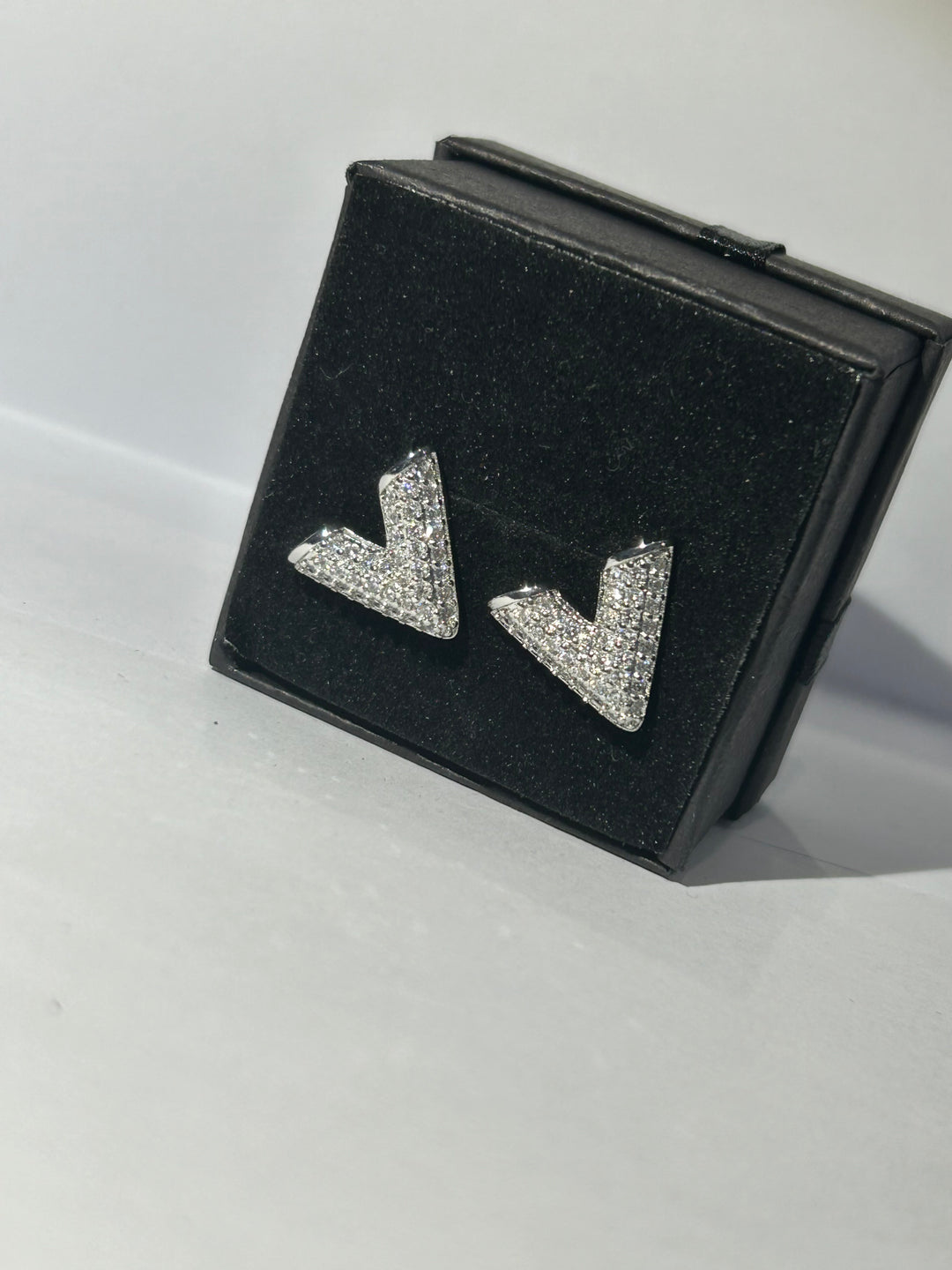 Crystal detailed v earrings