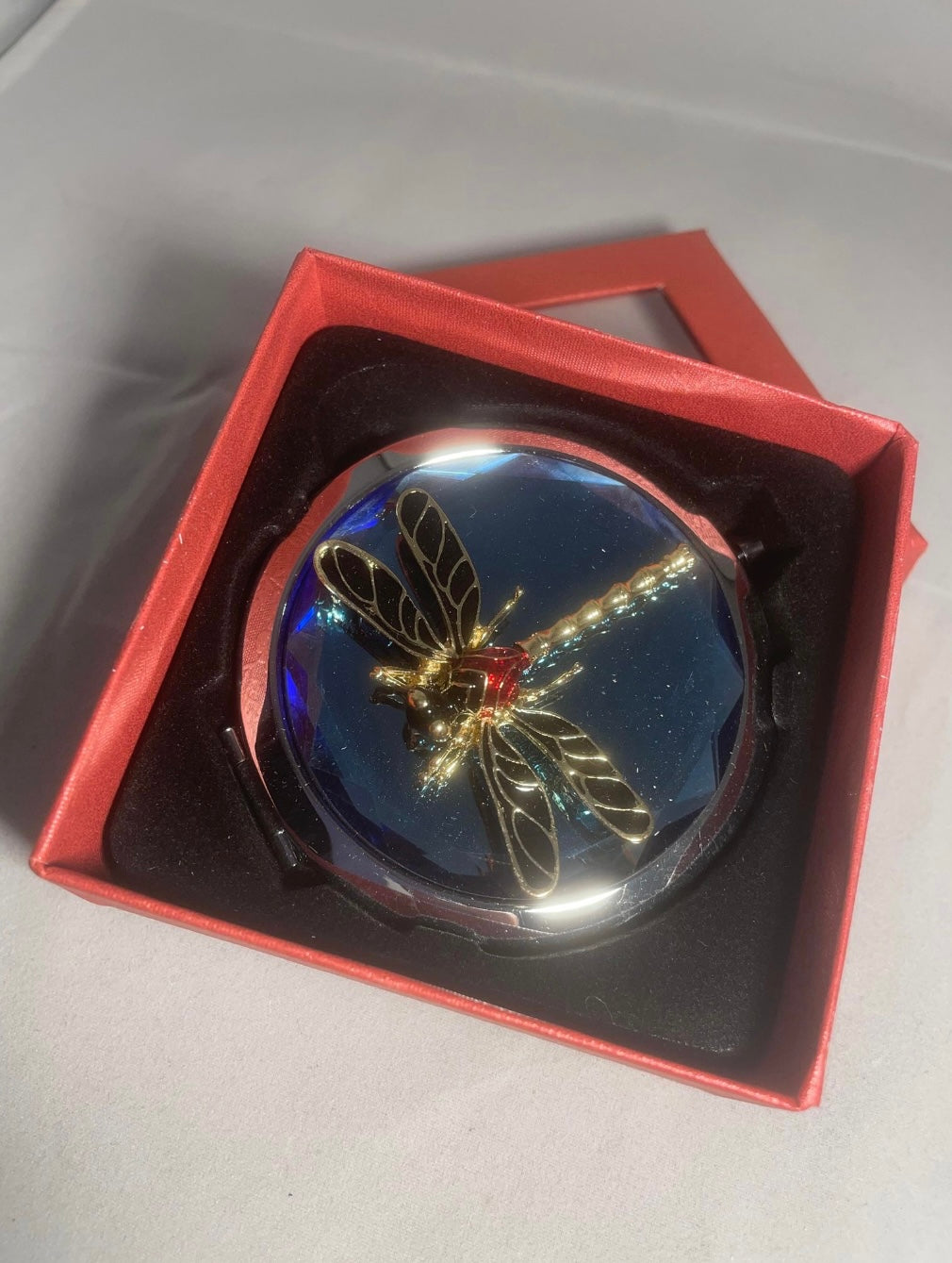 Compact mirror with 3D decoration