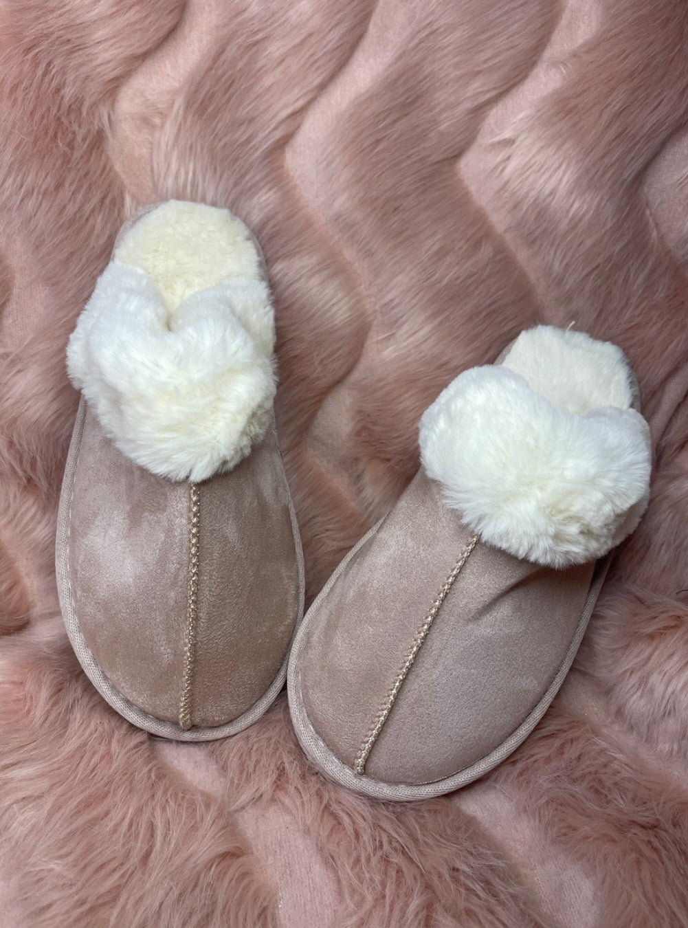 Beige/ pink faux fur women’s slippers 