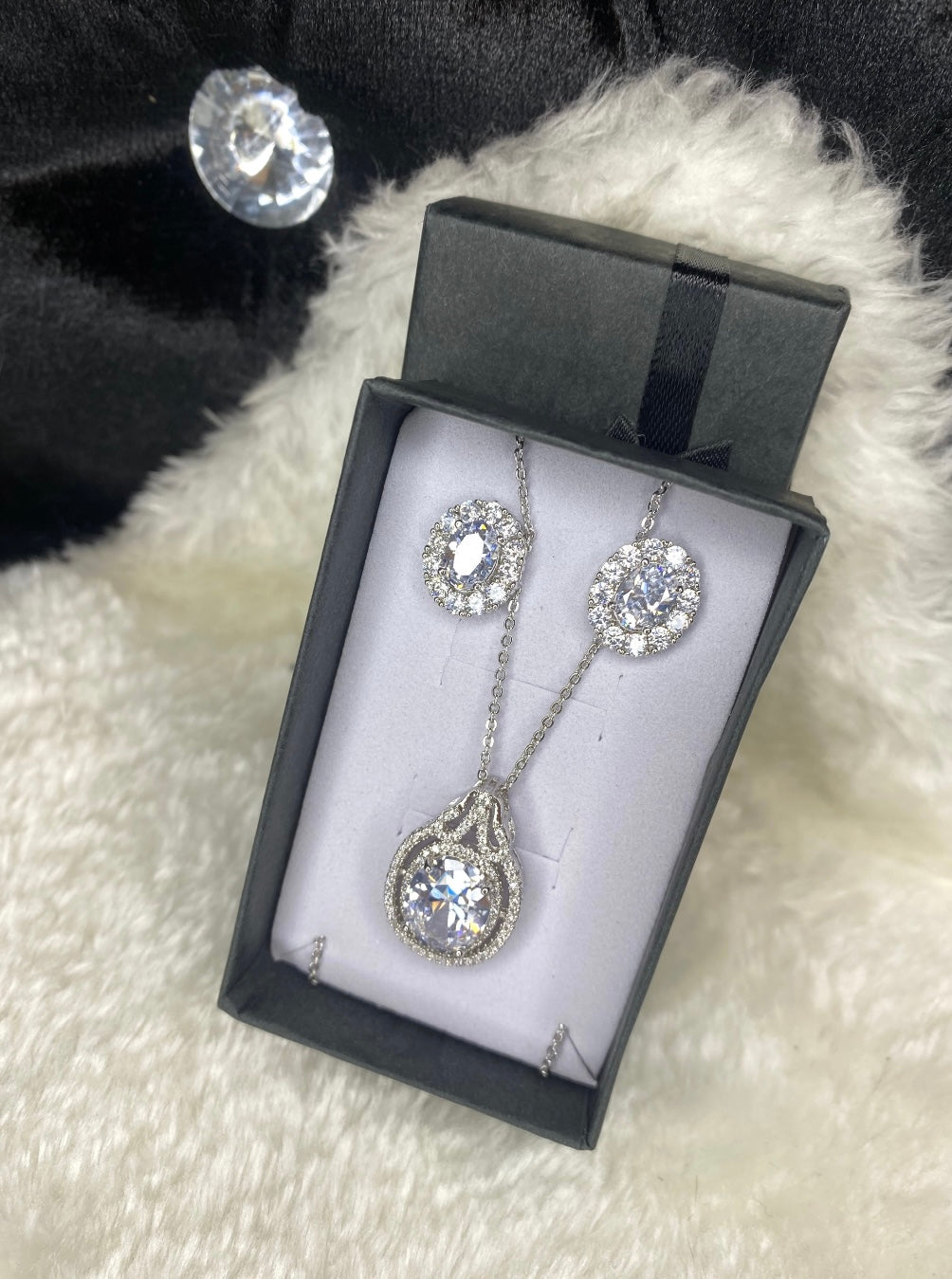 Outlined tear drop silver necklace and earring set