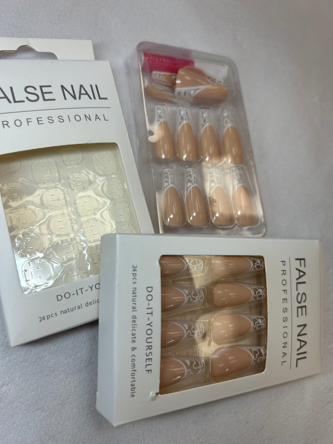 False nail set with packaging
