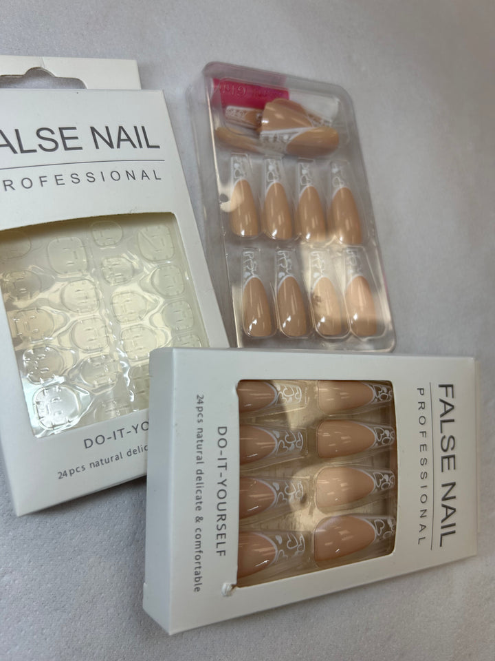 False nail set with packaging