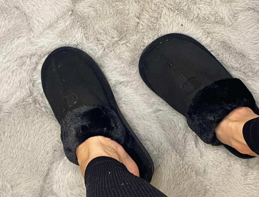Black faux fur slip on slippers 