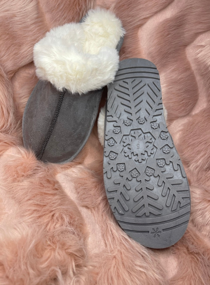 Grey faux fur women’s slippers 